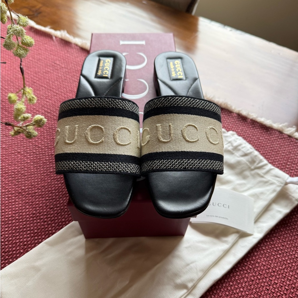 Gucci Beige and Black Logo Slide Sandals - Picture 4 of 5